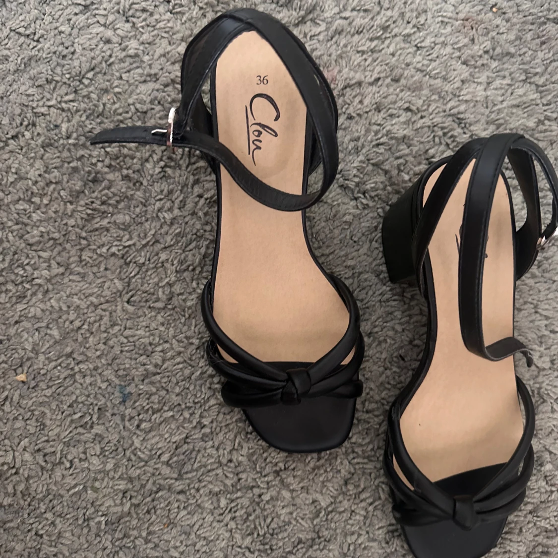 Svarta sandaler med klack från Clou - 1