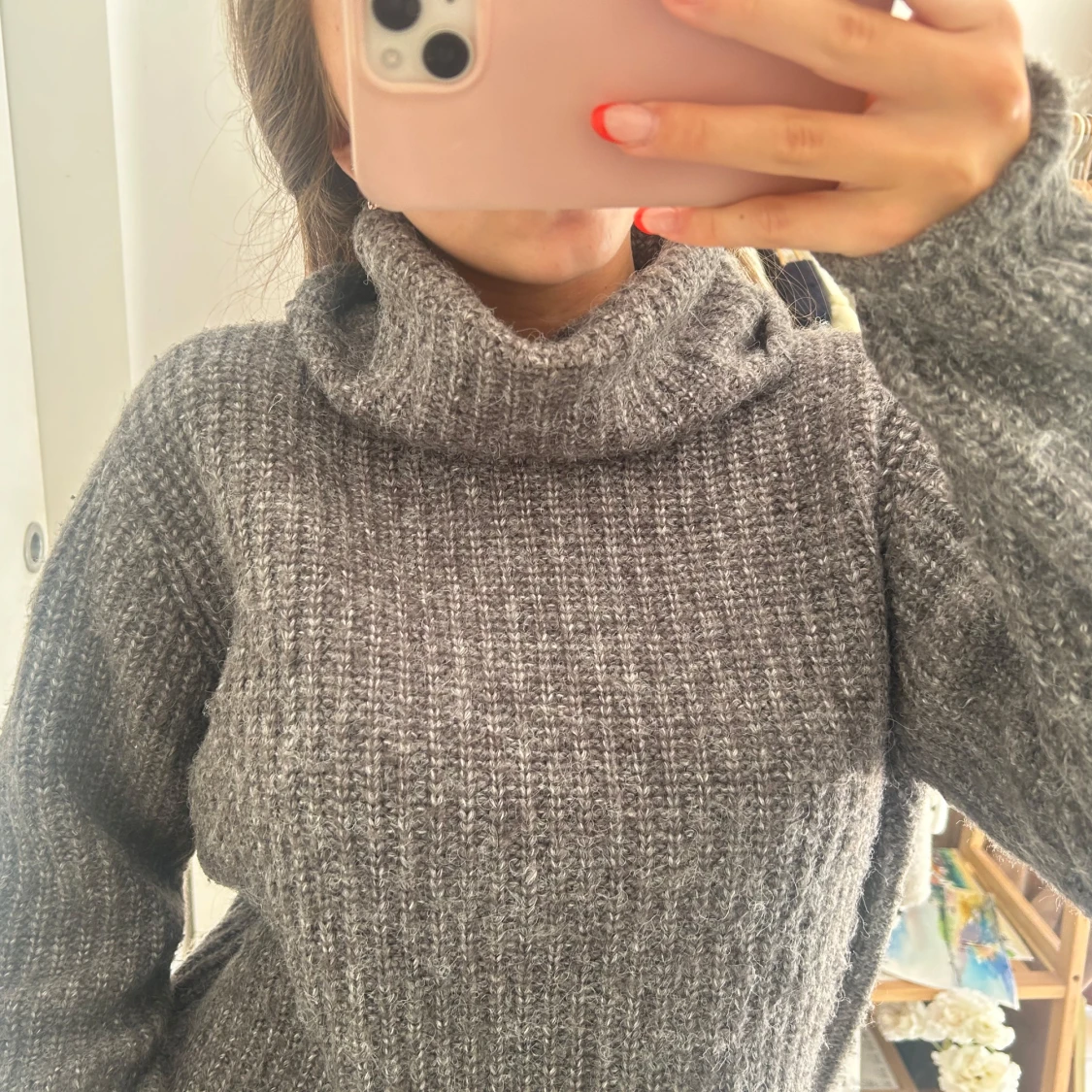 Grå stickad tröja med krage  - 2