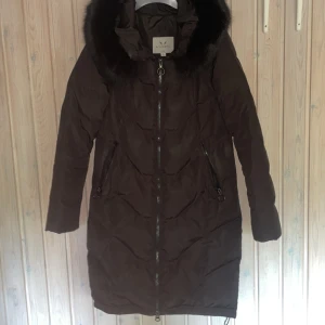 Lång svart dunjacka från Bosideng😍 - Snygg lång svart dunjacka från Bosideng med svart fuskpäls runt kragen🖤 Säljer för den inte riktigt kom till användning men som helt ny nypris: 2500 ungefär priset kan alltid diskuteras!🥰