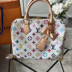 Vit speedy 25 - Ny och oanvänd speedy 25 i den vita modellen. Ingår shoppingbag, dustbag, axelband och lås med nyckel