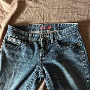 Blå jeans från Cinch ADA, storlek 25 - Säljer ett par snygga blå jeans från Cinch ADA. Orginal pris 830kr