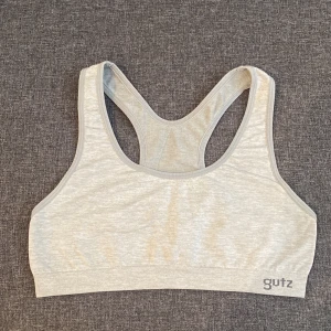 Sport topp  - Sport topp/bh ifrån Gutz. Ljusgrå färg och väldigt skönt material💕Mycket bra skick, använd 2 ggr. Storlek 150-160cm 🫶🏼