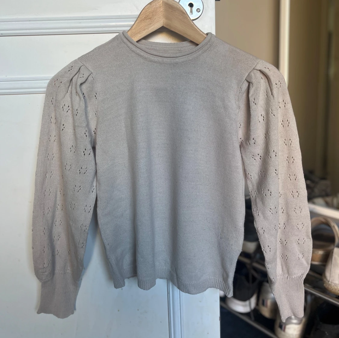 Beige stickad tröja med puffärm från Only