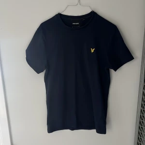 Mörkblå t-shirt från Lyle & Scott - Snygg mörkblå t-shirt från Lyle & Scott med klassisk passform och korta ärmar. Storlek XS Skick 10/10 Aldrig använd