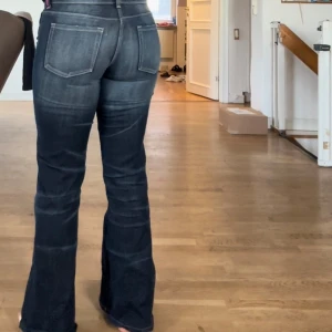 Bootcut jeans från weekday - Super snygga jeans ifrån weekday. Storlek ”30” som motsvarar ungefär 38/M. Jag sydde upp dom hos en skräddare, jag är 164cm. Jätte bra skick säljs endast dö jag upplever dom för tajta vid midjan. Endast använt 2 gånger