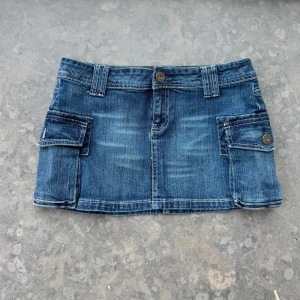 Jeans kjol y2k - Så snygg jeans kjol som tyvärr inte passar mig och har därför ingen bild på! Midjemått tvärsöver: 41cm Längd:28cm💕