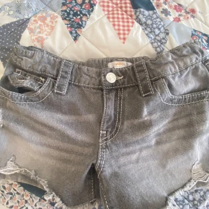 low waist grey denim jeans shorts from Gina young 🤍😙  - Snygga grå jeansshorts från Gina Tricot med slitna kanter och coola paljettdetaljer på bakfickan. Shortsen har normal passform, klassiska fickor och bälteshällor. Perfekta för sommardagar när du vill ha en avslappnad men trendig look.