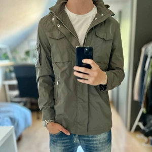 NY Field Jacket Bruun & Stengade  - Helt ny, extra knappar tillkommer. Storlek S passar dig som är mellan 178-188cm. Nypris ca 2500kr. Modellen är 185 cm, 79 kg. Passar bra nu till sen sommar/höst. Skriv för mer information!🤝