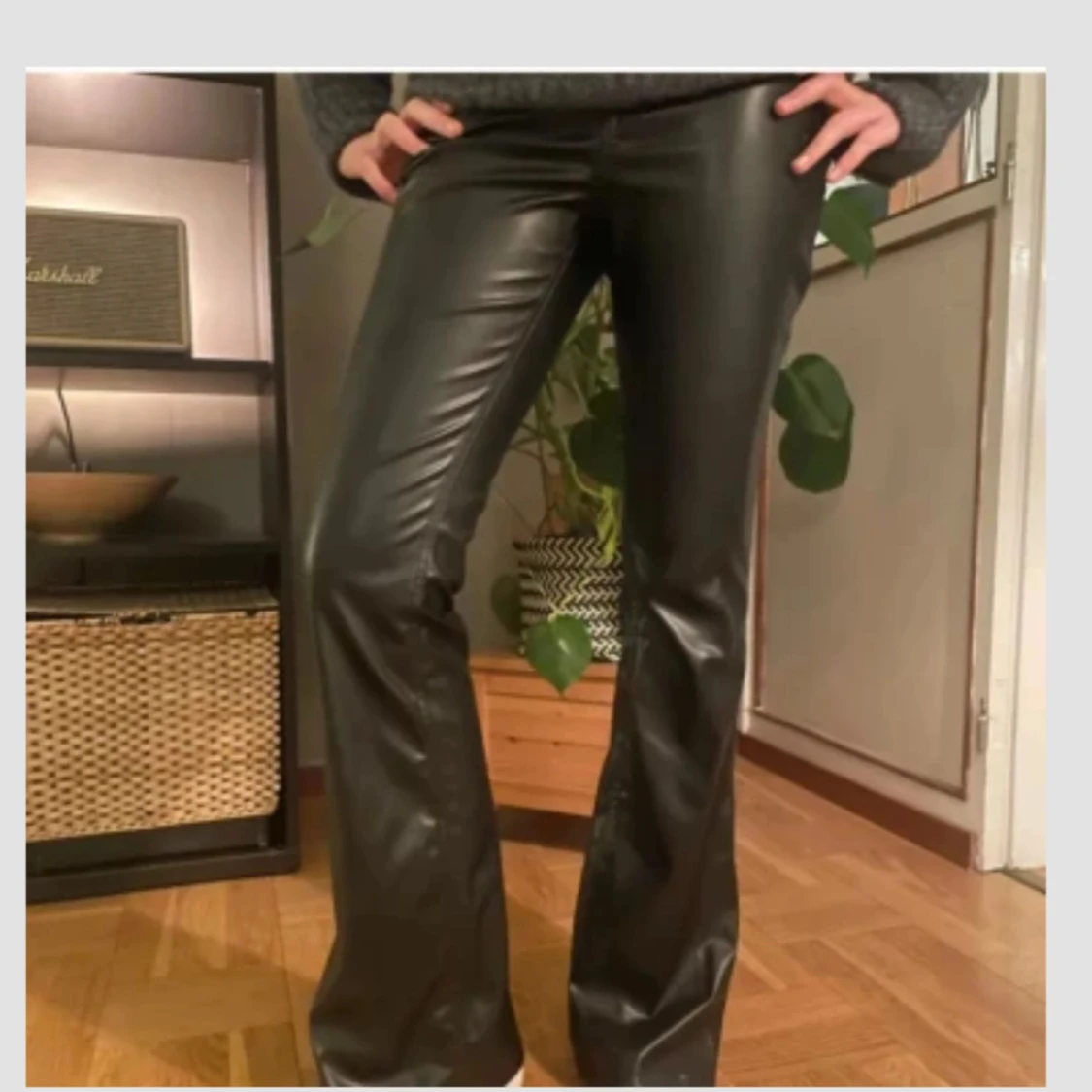 Svarta bootcut byxor i ”skinn” - 2