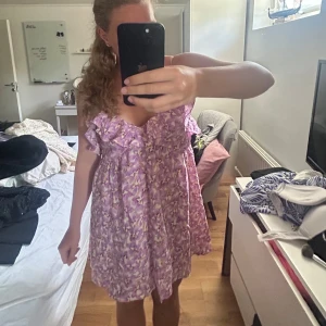 blommig klänning från H&M - Klänning från hm, omsydd lång klänning till kort. Bara och fråga om ni vill ha mått 