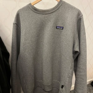 Patagonia sweatshirt  - En stilren grå sweatshirt från Patagonia i bra skick. Storlek L