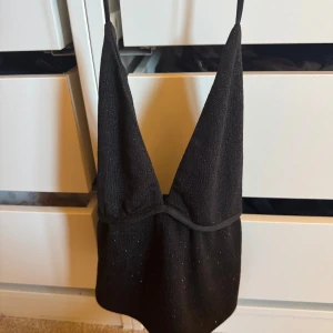 glittrig festtopp - jättefin festtopp som endast är använd en gång! strl s🤗