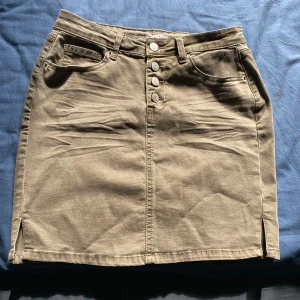 Jeanskjol  - Militärgrön jeanskjol. Aldrig använt. Materialet är väldigt stretchigt 