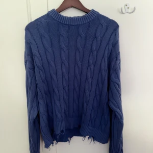 Scuffers-tröja - Scuffers tröja, i storlek S. Oversized cable knit sweater  Riktigt bra skick, använd några gånger. Heter, ”TRENCH JERSEY BLUE”  Mått: Finns på sista bilden