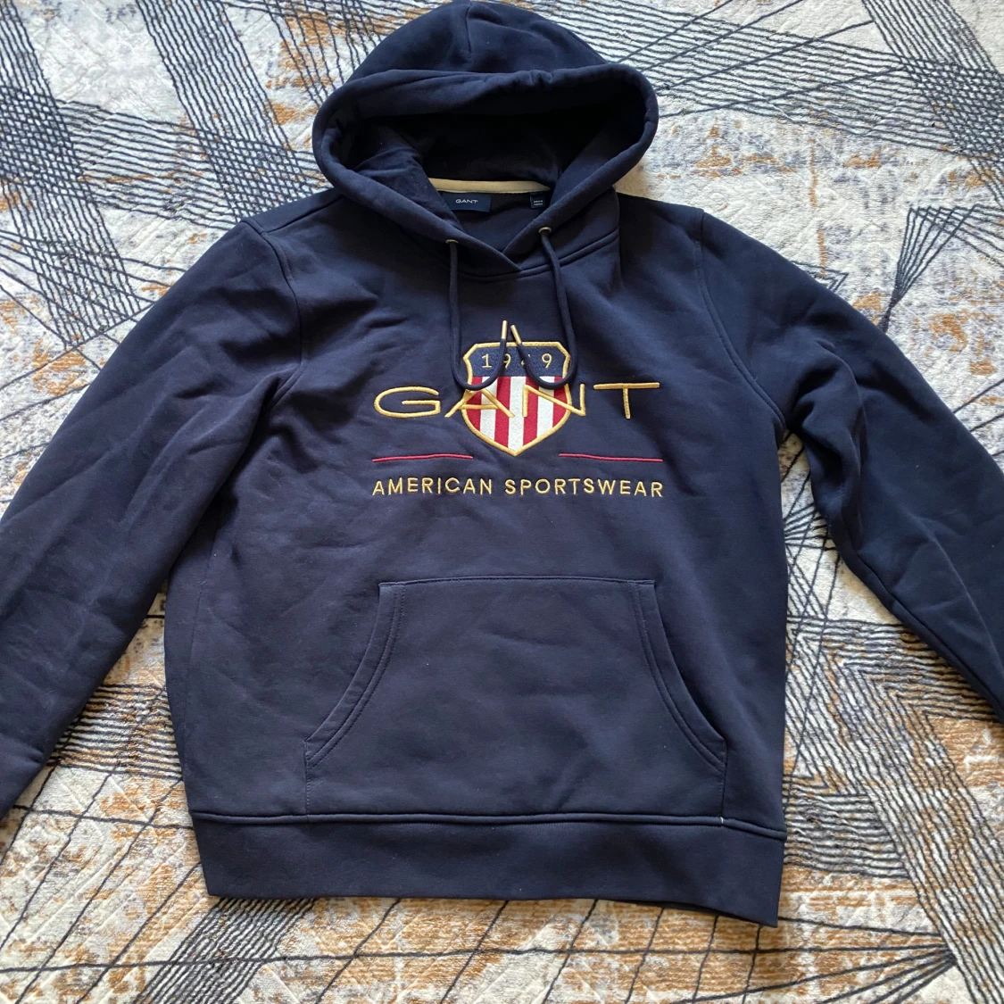 Mörkblå hoodie från GANT med brodyr