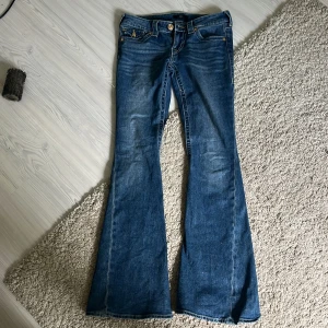 True Religion blå bootcut jeans - Snygga blå jeans från True Religion , storlek 25 , sitter helt perfekt på mig som är 166 , använt några gånger , modell Joey