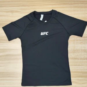 Svart UFC t-shirt  - Svart UFC tränings T-Shirt (aldrig använd Xs)