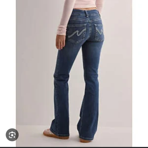 Low Waist - Low waist byxor, ifrån lager 157 storlek M passar mig som är 168cm. Helt nya med prislapp! 🫶🏻