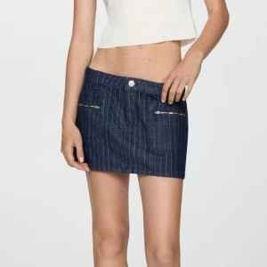 Mörkblå randig jeanskjol med dragkedjor - Snygg mörkblå kort jeanskjol med tunna vita ränder och två coola dragkedjor framtill. Kjolen har bälteshällor och knappstängning i midjan. Säljer då den inte passar mig, men är i superbra skick 🤍