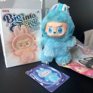 Big Into Energy - Äkta Labubu Hope - Säljer denna fina 💙 Labubu HOPE (Blå) från Big Into Energy-serien av Pop Mart x Kasing Lung. ✅ Komplett med originalbox, samlarkort och innerpåse 🧸 Ca 18 cm hög – i nyskick, endast uppackad för foto. Köptes på merchsweden.se Hör av dig om du vill ha mer info!💌