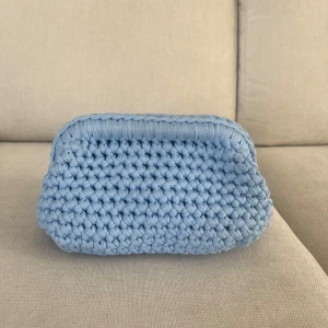 Virkad clutch bag - Jättefin handvirkad blå clutchbag 💙💙mått ca 25x20 cm. Går att beställa annan färg men levernastiden blir längre pga beställning av garn 🥰