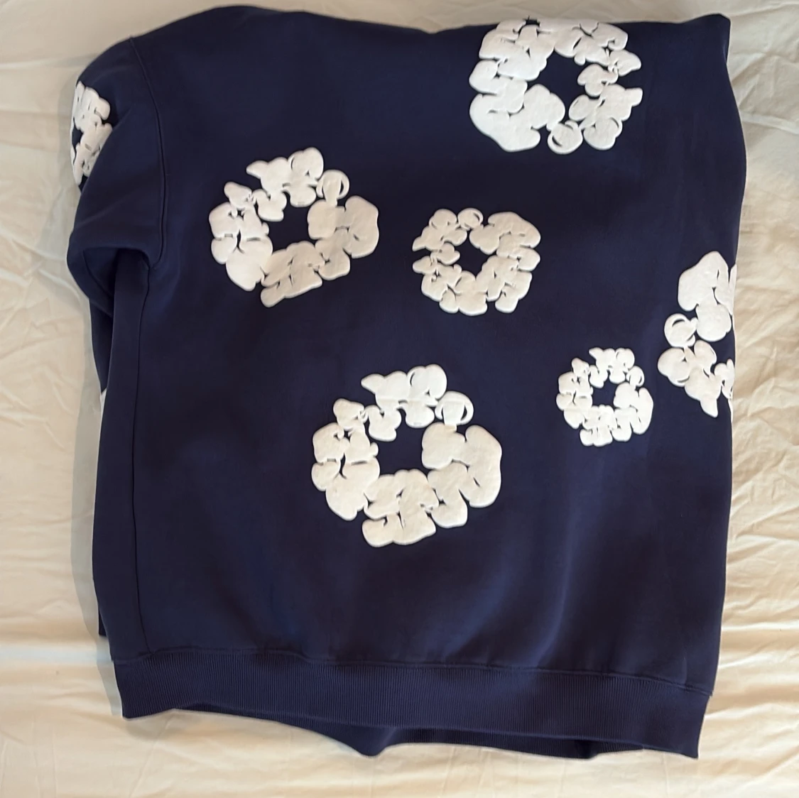 Blå hoodie med vita blommor Denim Tears - 1