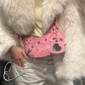 Balenciaga väska - Säljer min rosa balenciaga väska! Köpt för 16000kr