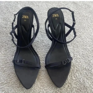 Svarta klackar zara - Söta klackar från Zara endast testade