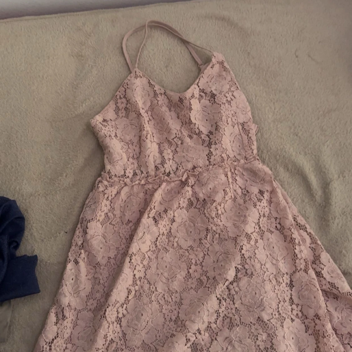 Ljusrosa spetsklänning med smala axelband