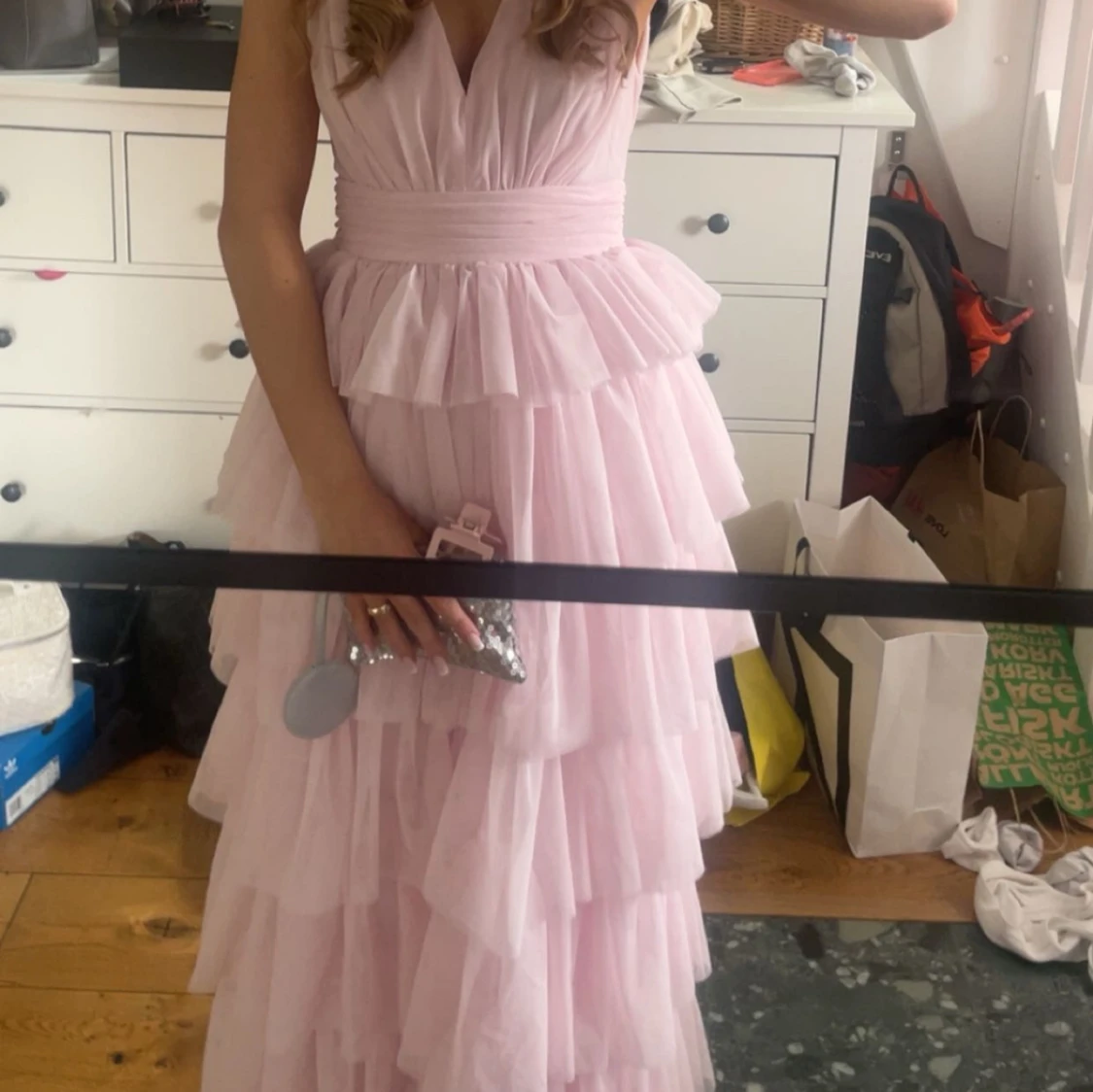 Ljusrosa volangklänning med djup v-ringning - 1