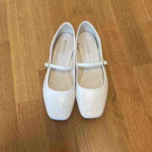 Ballerinaskor - Säljer dessa vita ballerina som endast är använda en gång på min student💖💖extremt sköna och snygga!! Storlek 38 och säljer för 200 kr exkl frakten🥰