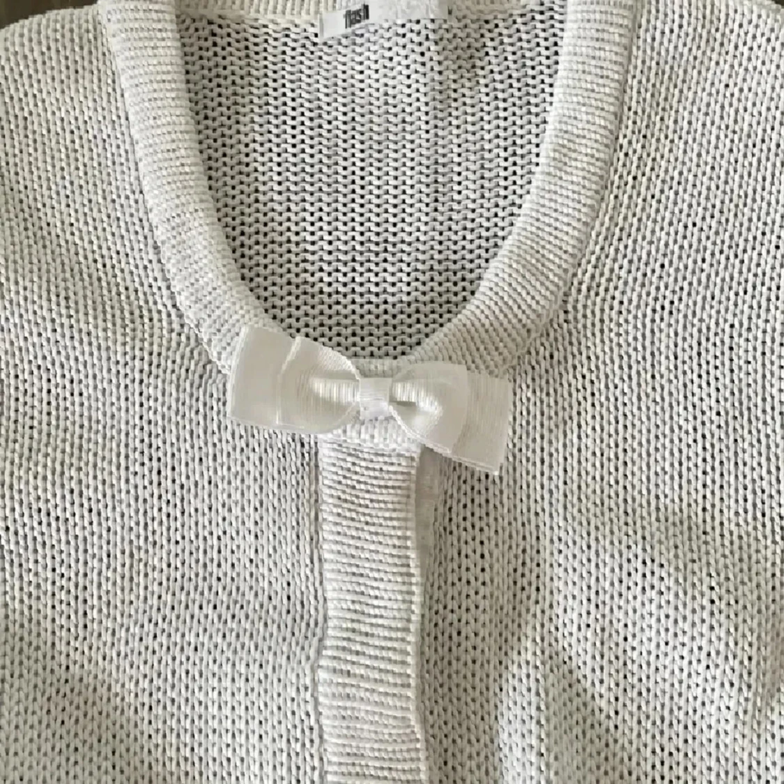 Vit stickad kofta med rosetter - 1