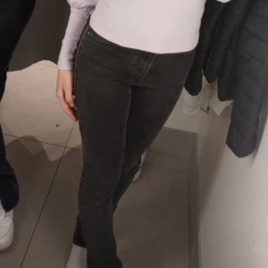 Gråa bootcut jeans - Säljer ett par gråa bootcut jeans från Gina Tricot i storlek 36. De är högmidjade med klassisk femficksdesign och har en snygg, tight passform som framhäver benen. Jeansen är i stretchigt material och passar perfekt till en trendig vardagslook.