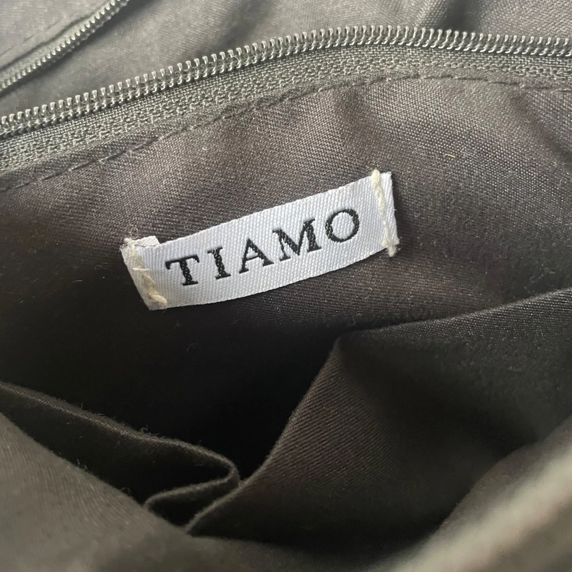 Svart axelväska med kedjedetaljer Tiamo - 2