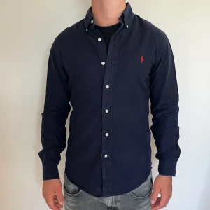 Ralph Lauren skjorta slim fit  - Ralph Lauren | Mycket bra skick | Size - S | Nypris 1600 mitt pris 599 | Hör av dig vid minsta fråga eller fundering📩