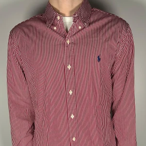 Ralph lauren skjorta - En riktig snygg och trendig Ralph lauren skjorta i fint skick, storlek L, slimfit, vid frågor är de bara att skriva // Gramenti 