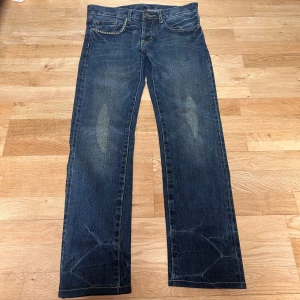 Hysteric glamour jeans - Ett par äldre hysteric glamour jeans som jag säljer pga att midjan är för stor, Jeansen passar straight fit. De liknar Levis buddy. Bra skick fings inga tydliga skador eller fläckar, taggarna har fortfarande kvar sin orginalfärg.