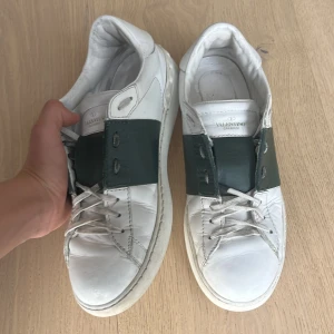 Valentino open - Säljer dessa valentino opens i storlek 42 fits 43. Självklart äkta. Nypris 7000. Ena sko snöret är lite sönder. 
