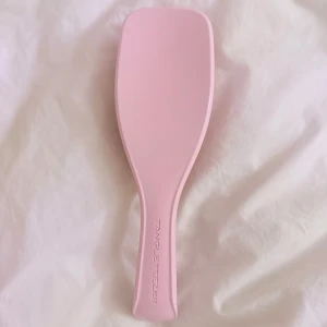 Tangle Teezer Hårborste - Superfin rosa hårborste från Tangle Teezer. Borsten har ett ergonomiskt handtag och flexibla piggar som reder ut håret skonsamt utan att slita. Perfekt för både vått och torrt hår. 