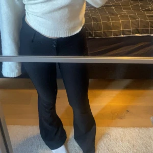 Svarta bootcut kostymbyxor - Säljer dessa snygga kostymbyxor från gina! 