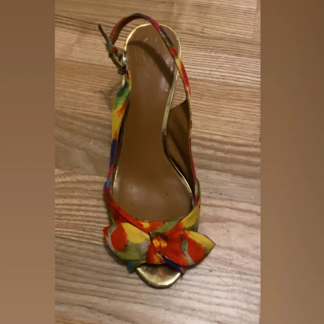 Färgglada pumps med rosett och öppen tå