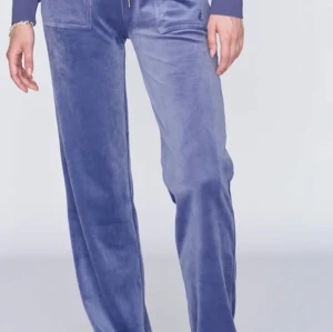 Blå mjukisbyxor i velour - Blåa Juicy byxor, nypris är ca 1300-1500 kr, mitt pris är 500 kr, typ aldrig andvända men haft dom ett tag