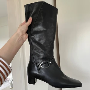 Svarta skinnstövlar från Gabor - Svarta stövlar från Gabor i äkta skinn med spetsig tå och låg klack. Helt nya! Saknar tyvärr original låda. Storlek 38, rekommenderar för någon med smalare fötter!