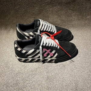 Off-White skor - Tja! Säljer dessa Off-White skor med feta detaljer som representerar märket! Skorna i helhet är i ett fint skick skulle jag säga, endast lite slitna vid hälen på undersulan och har vanliga tecken på användning (se noga på bilderna). Lappade i hälen inuti skorna för en extra comfortabel användning. Skorna är 100%  äkta vilket jag står för! Storlek 44 och är vanliga i storleken. Nypris är ca 3500kr+! Med köpet får du med tags (sista bilden). Priset är diskuterbart 😊Mvh DC 🔹