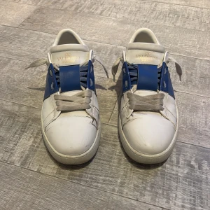 Valentino Garavani sneakers blå/vit - Tjena säljer nu mina valentino opens i storlek 42, dom är i rätt bra skick och du får med en kasse från valentino samt ett kort och tag. Säljer för 950kr men kan komma ner i pris vid snabb affär