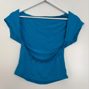 Topp med öppen rygg - Säljer en topp med öppen rygg från Shein, aldrig använd, så helt ny.