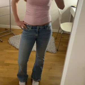 Blå bootcut jeans  - Snygga low waist ljusblå bootcut jeans från Gina Tricot Young i storlek 164! Passar många storlekar, inte bara barn. Skriv om du har några frågor!🩷