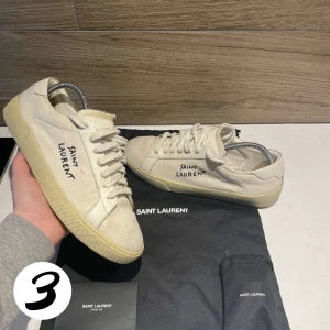 Saint Laurent - Tjena! Säljer dessa as feta saint Laurent skor! Dem är i jävligt bra skick inga defekter.💯 Bästa skorna till sommaren enligt oss 😀Nypris: 7000kr❌Vårt pris: 2999✅Hör av er vid frågor eller intresse. 