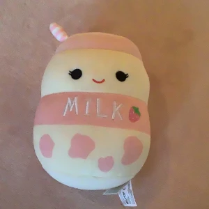 Strawberry Milk Plushie 🍓🤍🌸 - SÅ mjuk plushie, i renast skick! 😋 Perfekt att gosa med i sängen eller bara ha som dekoration☺️💓 🚚 Skickar inom kort!