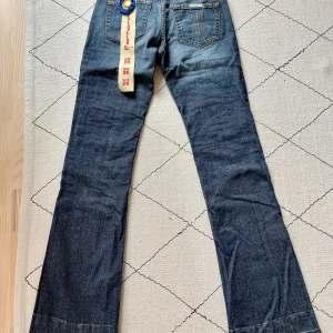 Blå bootcut jeans från Fornarina 26  - Snygga blå jeans från Fornarina i klassisk bootcut-modell. Jeansen har låg midja och den perfekta passformen.